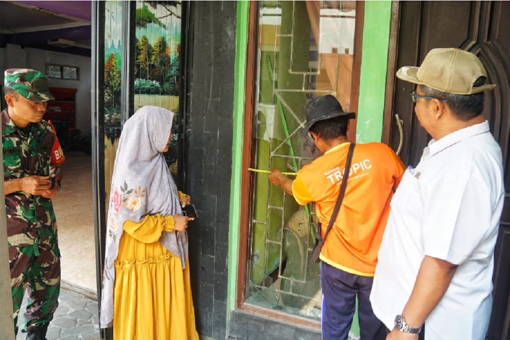 DPUPR Bersama Forkompimcam Merehabilitasi Rumah Rusak Akibat Bentrok Massa