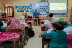 Tingkatkan Gizi Anak, dr. Raudi Akmal dan Dinas Pendidikan Sleman Bagikan Paket Makanan Tambahan Untuk Siswa SD
