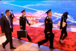 Jarang Tertangkap Kamera, Putin Terlihat Bawa Koper Nuklir saat Kunjungi China