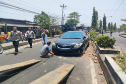 Sedan Mewah Altis Seruduk Pembatas Jalan di Maguwoharjo, Begini Kondisinya