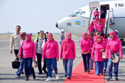 Sosialisasikan Gerakan Antinarkoba, Ibu Negara Iriana Sekaligus Bersih-Bersih Pantai
