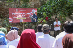 Sukarelawan OMG Bangun Penerangan Jalan Umum di Kokap