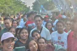 Jalan Santai di Kupang, Kaesang Disambut Ratusan Orang
