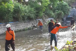 Ditemukan 10 Karung Sampah Popok Mencemari Sungai