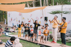 Pertunjukan Gulali Festival Menarik Perhatian Anak-Anak