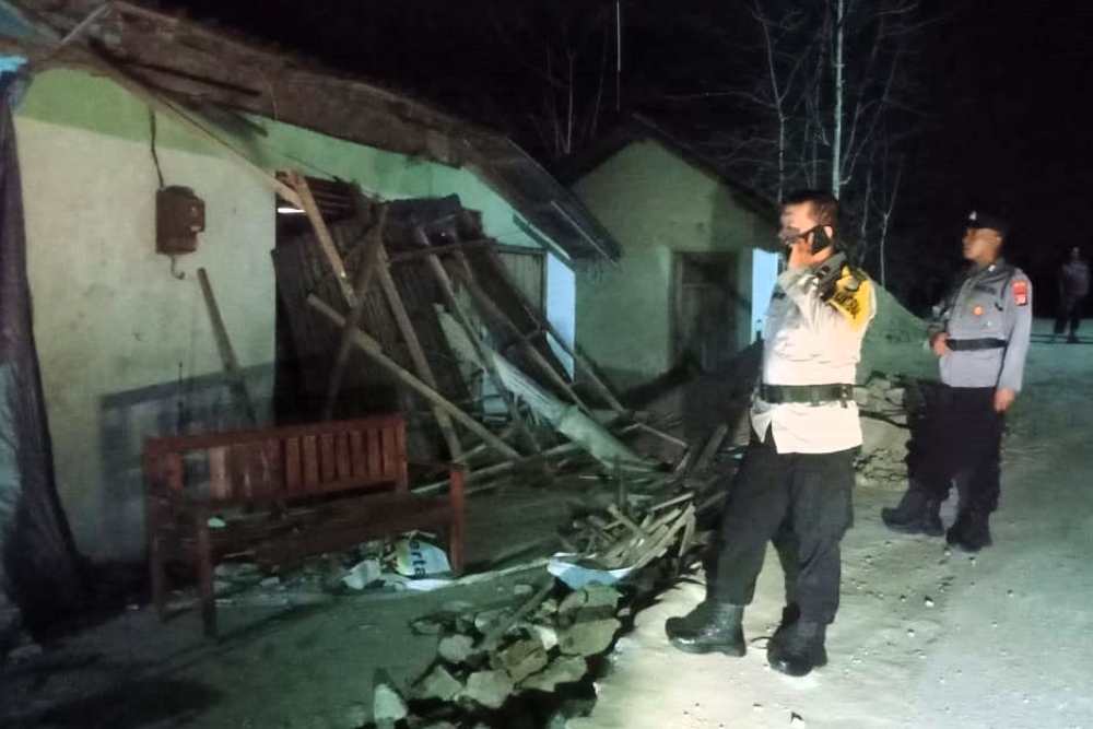 Truk Pengangkut Tanah Urug Proyek Nasional Ngeblong dan Seruduk Rumah Warga