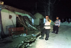 Truk Melorot Hantam Rumah di Gunungkidul, 3 Orang Terluka