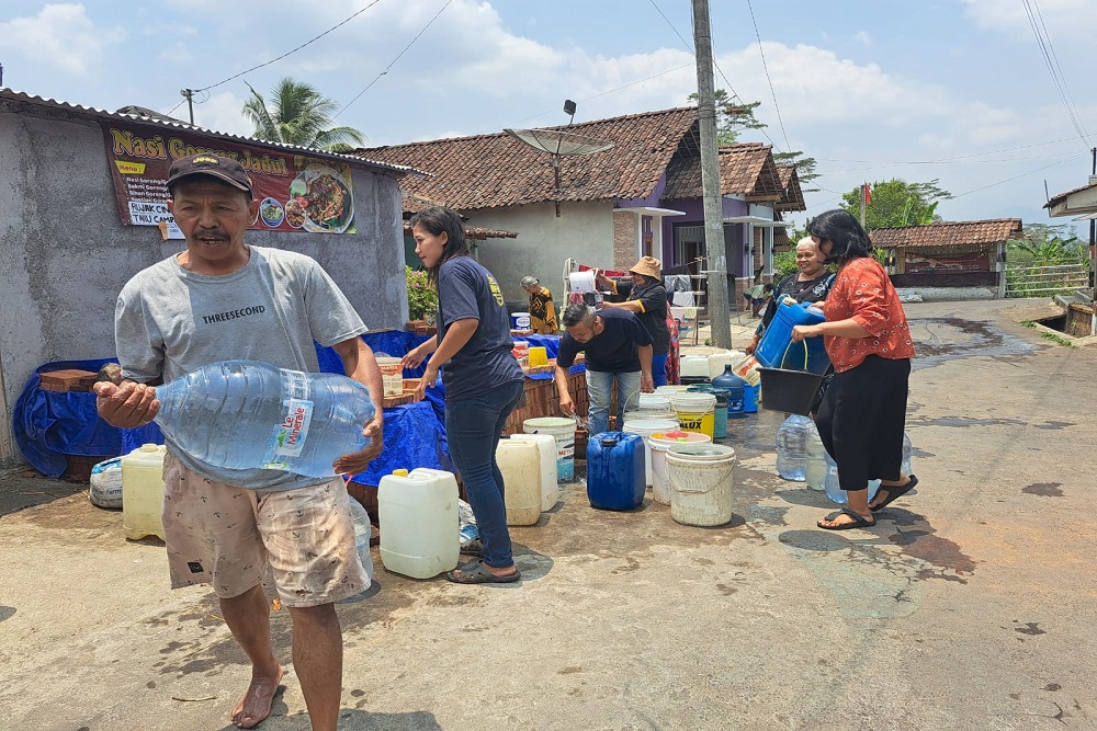 Warga Magelang Berharap Bantuan Dropping Air Lebih Banyak