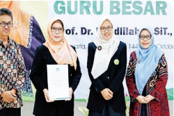 Mufdlilah, Guru Besar Perempuan Pertama Ilmu Kebidanan di Indonesia