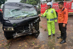 BREAKING NEWS: Pohon Tumbang Akibat Hujan Angin di Ring Road Selatan, Pikap Ringsek Tertimpa