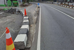 Dampak Proyek Tol, Mulai Besok Separator Pemisah Lajur Lambat Ring Road Trihanggo Dibongkar