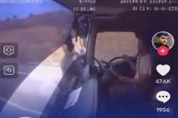 Klarifikasi Pria Bergelantungan di Truk Disebut Preman Pemalak: Saya Tidak Memalak, Hanya Mencari Anak dan Istri