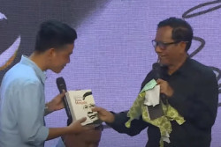 Viral Gibran Rakabuming Disebut Menahan Tangis Bertemu Mahfud MD
