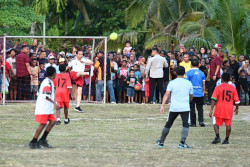 Main Sepak Bola Bareng Pelajar di Papua, Presiden Jokowi Cetak Satu Gol