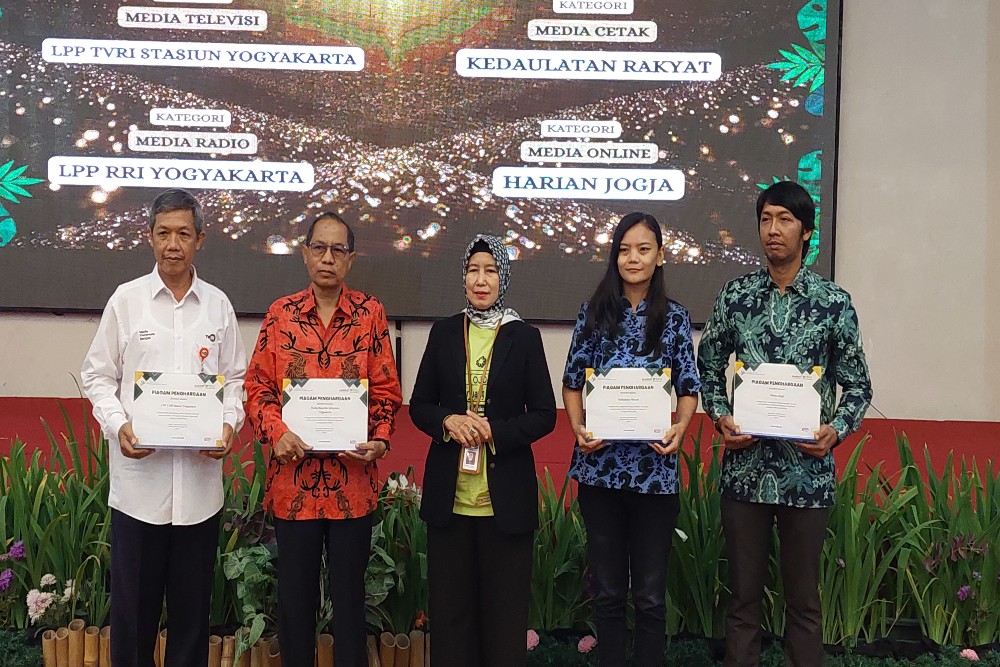 Harian Jogja Terima Penghargaan Media Online Terbaik dari BPS DIY