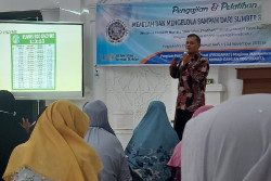 Mahasiswa Magister Manajemen UAD Sasar Emak-emak Dilatih Mengelola Sampah