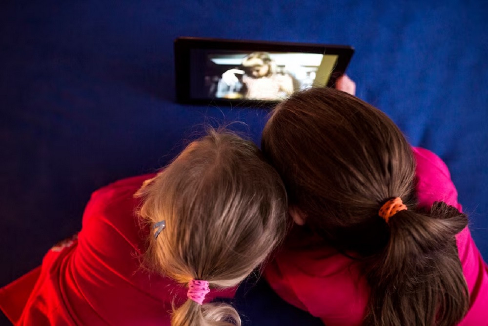 Bunda, Ini Dampak Negatif Anak Sering Bermain Ponsel atau Kelamaan Menonton TV