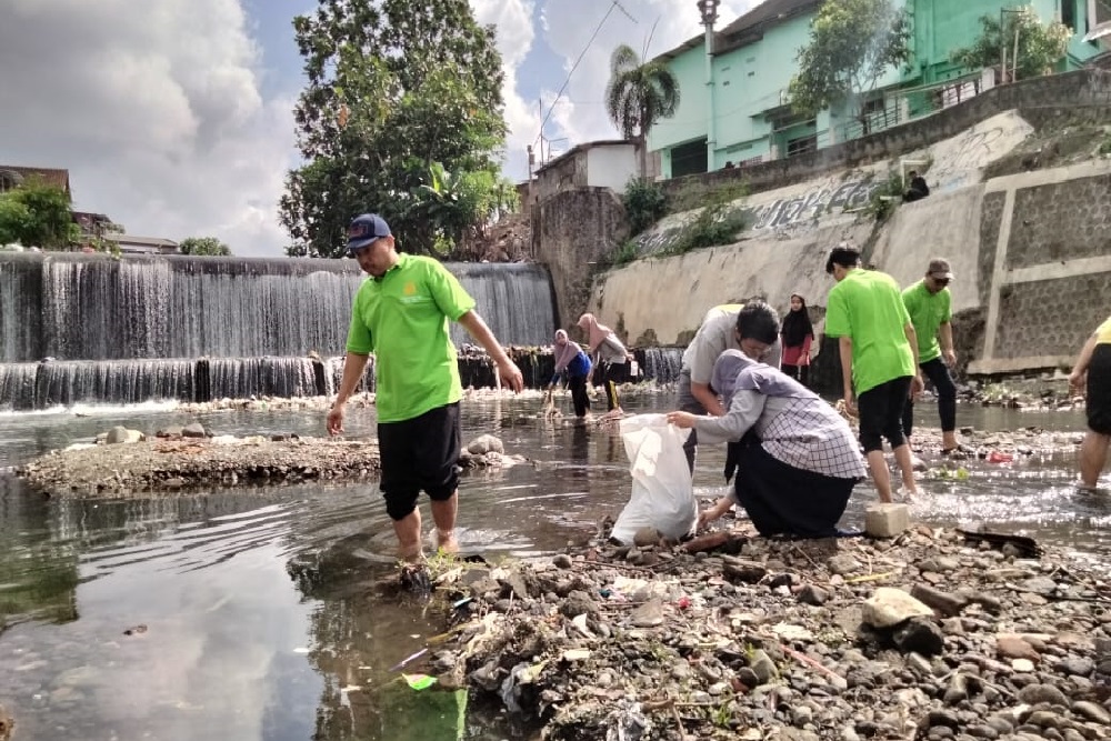 MLH Muhammadiyah dan Komunitas Jogja Obah Bersihkan Sungai Winongo