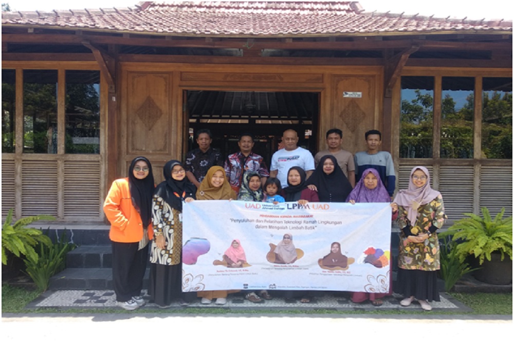 UAD Gelar Penyuluhan dan Pelatihan Penggunaan Teknologi Pengolahan Limbah Batik di Bantul