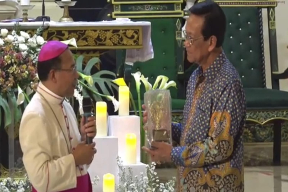 Sultan HB X Terima Replika Tongkat Uskup KAS, Simbol Pemimpin yang Rela Berkorban untuk Rakyat