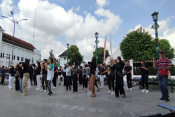 Pendukung Prabowo-Gibran Kenalkan Goyang Indonesia Maju di Jogja