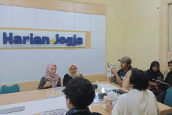 Kunjungi Harian Jogja, Mahasiswa PBSI UAD Belajar Pengelolaan Media Massa