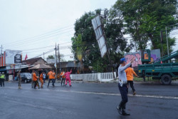 Satpol PP Kabupaten Bantul Membongkar 9 Baliho Yang Melanggar Perda Reklame