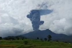 Erupsi, Gunung Marapi Mengeluarkan Batu dan Pasir