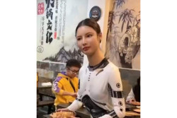 Restoran China Viral Berkat Aksi Pelayan yang Berpura-pura Jadi Robot