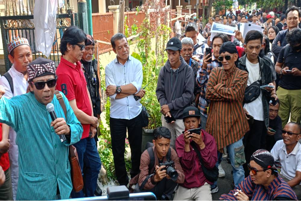 Ade Armando Singgung Politik Dinasti di Jogja, Massa Aksi Ancam Copot Semua Baliho PSI di DIY