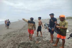 Tiga Pelajar Terseret Arus Pantai Parangtritis, Satu Masih Dalam Pencarian