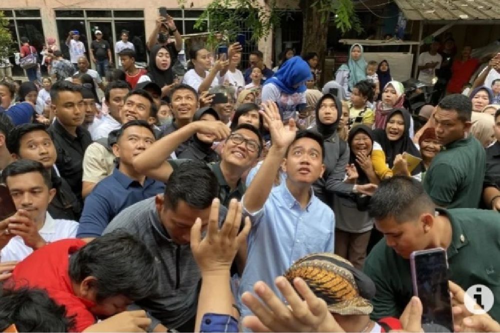 Ke Rusun Cilincing di Jakarta Utara, Gibran Bagi-bagi Buku