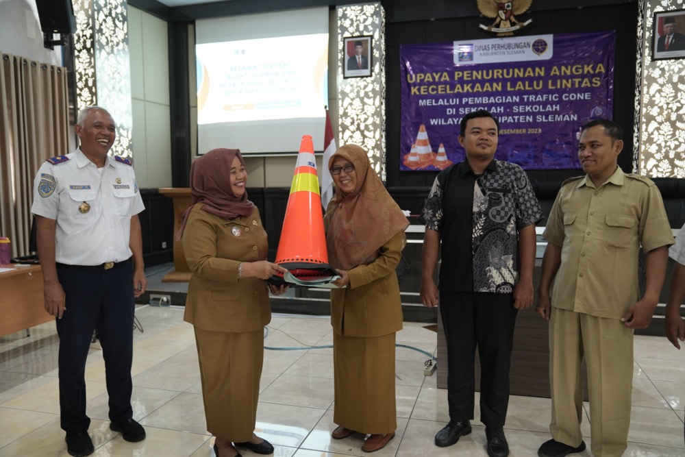 Cegah Kecelakaan, Pemkab Sleman Bagikan Traffic Cone untuk 72 Sekolah
