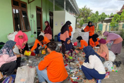 Tim KKN Alternatif 88 UAD Dampingi Bank Sampah di Sorosutan