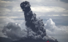 Gunung Anak Krakatau Kembali Erupsi, Semburkan Abu Vulkanik Setinggi 800 Meter