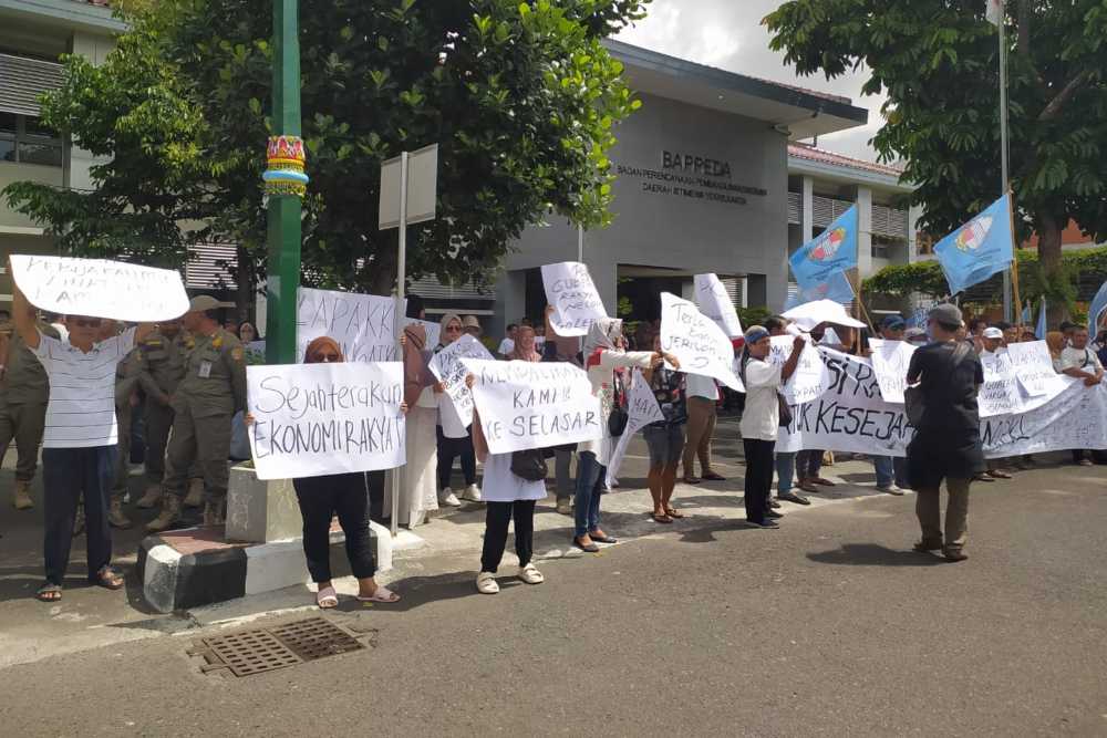 Pengin Balik Lagi ke Area Pedestrian, Pedagang Teras Malioboro Gelar Demo di Kepatihan