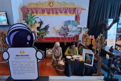 AKN Seni dan Budaya Yogyakarta Pamerkan Tatah Sungging Wayang Kulit di Jakarta
