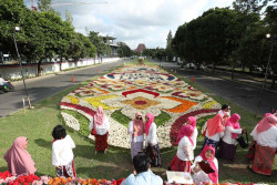 Keren! Sambut Dies Natalis, Boulevard UGM Dipenuhi Bunga Penuh Warna-Warni