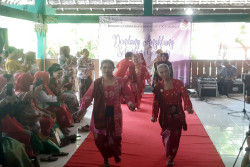 Seru! Buruh Gendong Pasar Beringharjo Bermain Angklung dan Fashion Show Peringati Hari Ibu