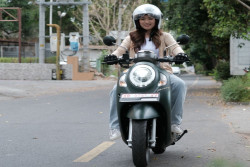 5 Tips Bagi Perempuan Agar Aman Saat Naik Sepeda Motor Hadapi Libur Nataru