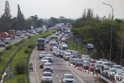 Puluhan Ribu Kendaraan Melewati Tol Cikampek Tinggalkan Jakarta