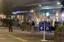 Mobil Terbakar di Parkiran Solo Paragon Mall, Pengunjung Panik