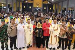 Tinjau Misa Malam Ini, Bupati Minta Doa dan Dukungan agar Pemilu Berjalan Damai