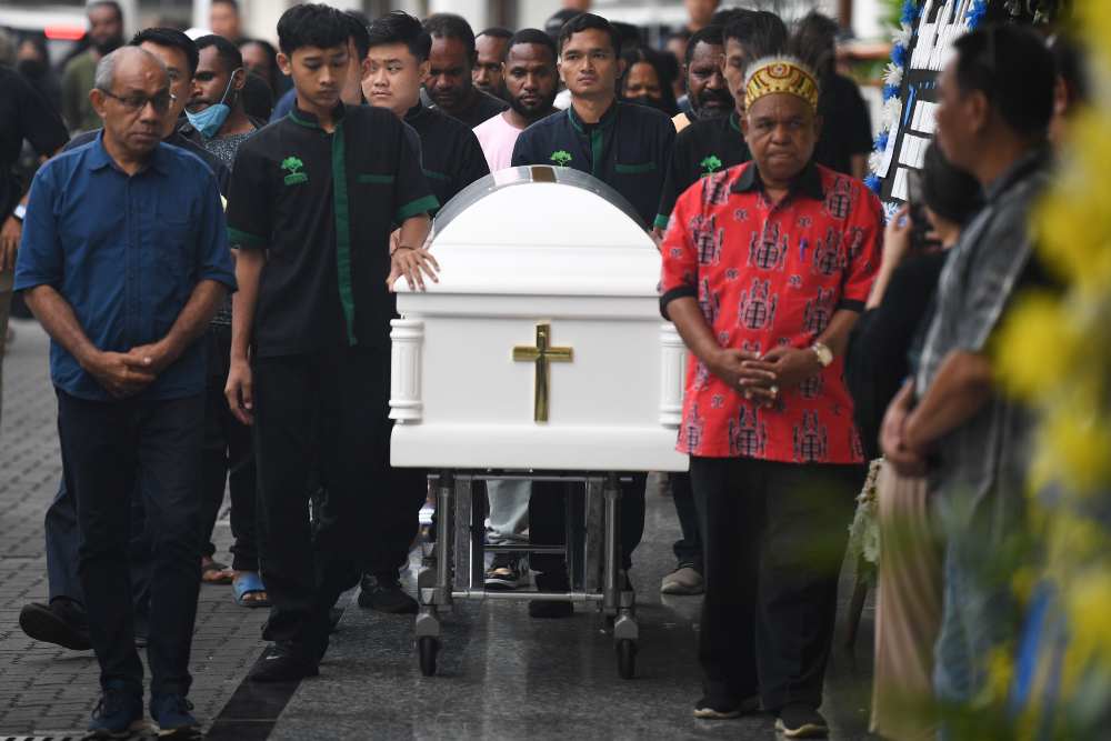 Pemakaman Lukas Enembe Ricuh, Pj Gubernur Papua Kena Lemparan Batu