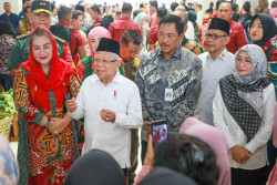 Pj Gubernur Jateng Dampingi Wapres Ma'ruf Amin Pantau Harga Pokok di Pasar Johar