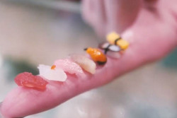 Restoran Jepang Ini Sajikan Sushi Terkecil di Dunia