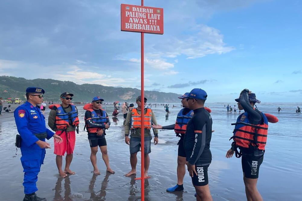 Lagi, Tim SAR Bantul Selamatkan 2 Wisatawan Terseret Ombak di Pantai Parangtritis