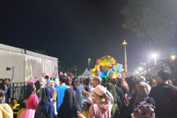 Ribuan Orang Padati Monas Jakarta Menunggu Detik-detik Pergantian Tahun Menuju 2024