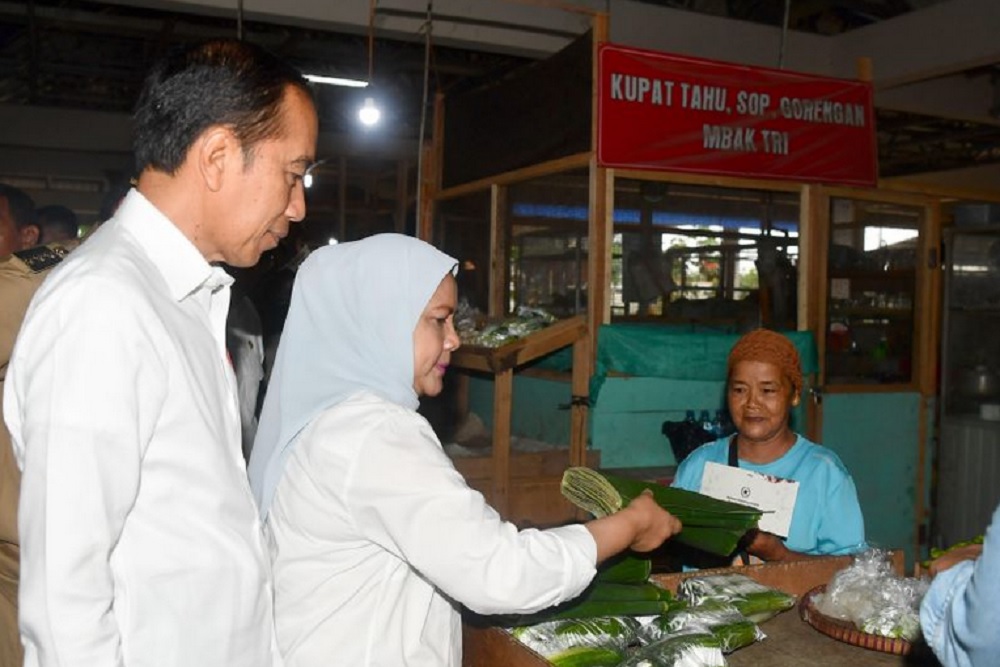 Dampingi Presiden Cek Stok Pangan, Ibu Negara Beli Tempe di Pasar Purworejo