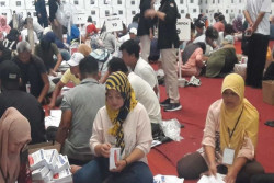 300 Orang Digerakkan untuk Melipat Surat Suara di Temanggung